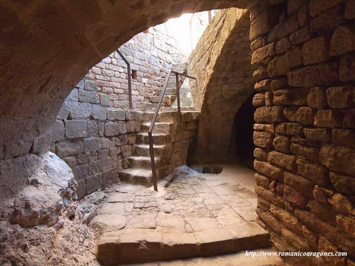 ESPACIO TRIANGULAR ENTRE PASOS ALREDEDOR DE LA TORRE DEL HOMENAJE Y MURO DEL CASTILLO ORIGINAL